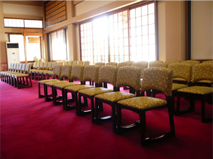 本堂は椅子席です