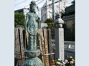 観音様と供養塔
