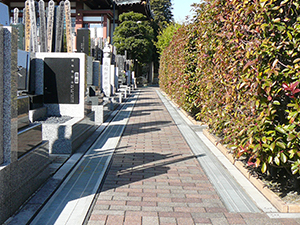 墓地は水はけの良いインターロッキングです